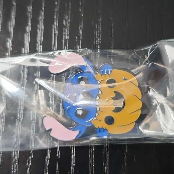 Disney Halloween "Stitch with Jack-o-Lantern" Halloween Enamel Pin - Picture 3 of 3